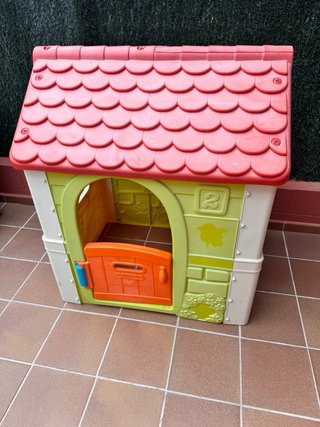 Casita infantil de plástico roja y beige