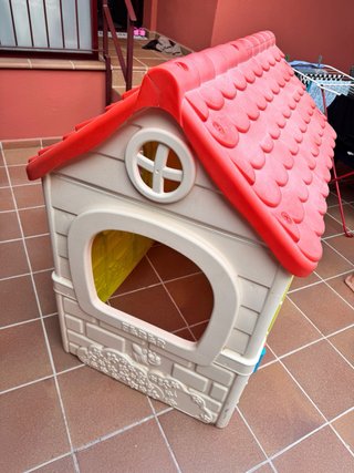 Casita infantil de plástico roja y beige