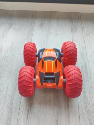 Coche teledirigido naranja y negro