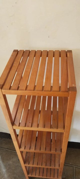 Prestatge de fusta d"Ikea / Estantería de madera