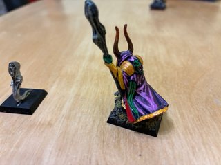 Warhammer Hechicero del Caos bien pintado