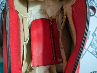 Borsa a mano e tracolla rossa con pochette interna