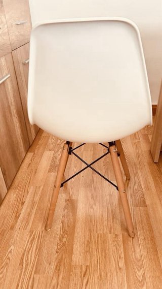 Silla nórdica blanca y madera
