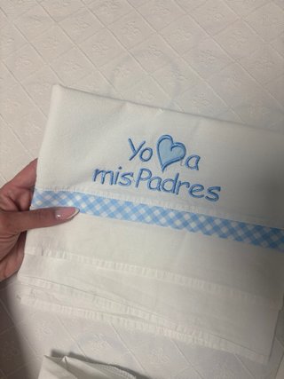Sábanas mini-cuna bordadas con corazón