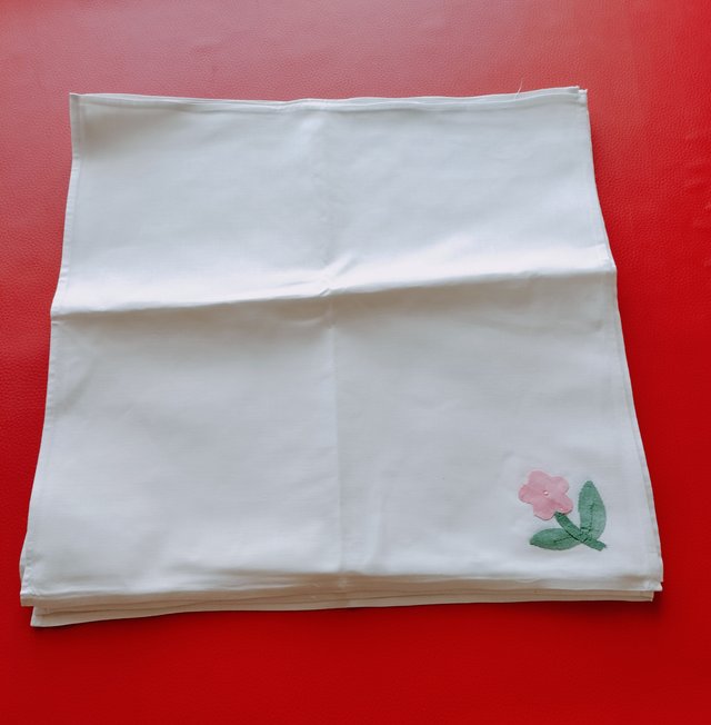 Mantel blanco  con flores