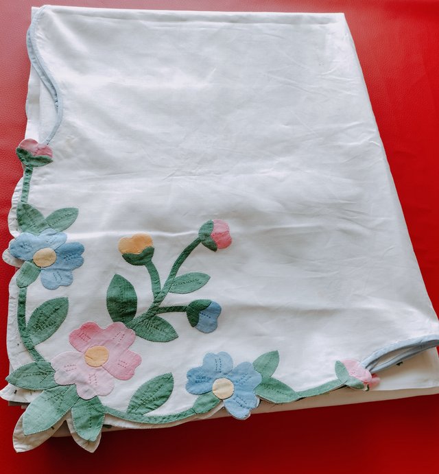 Mantel blanco  con flores