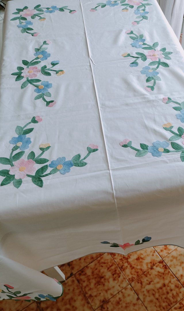 Mantel blanco  con flores