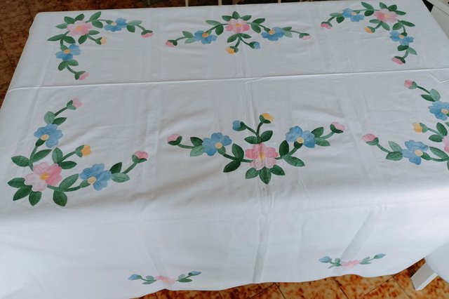 Mantel blanco  con flores
