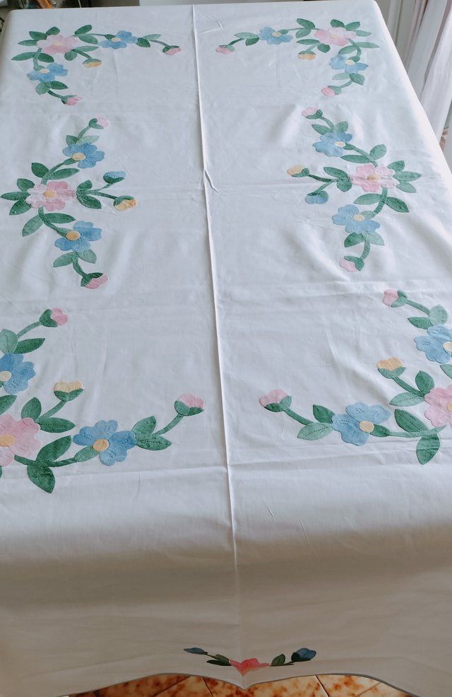 Mantel blanco  con flores
