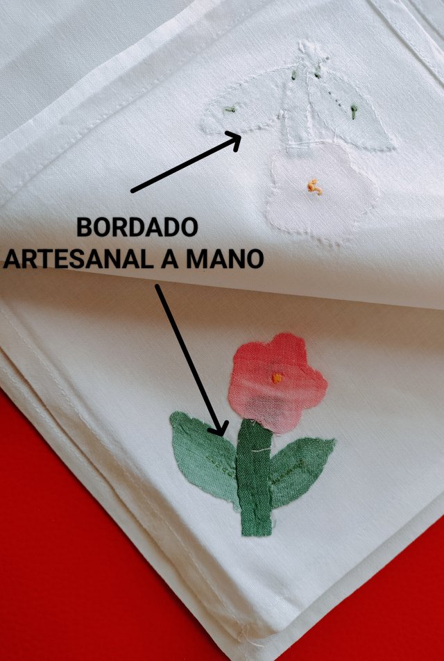 Mantel blanco  con flores