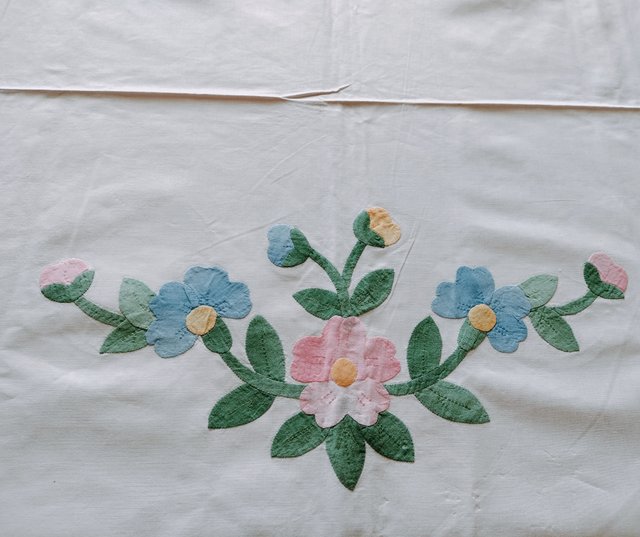 Mantel blanco  con flores