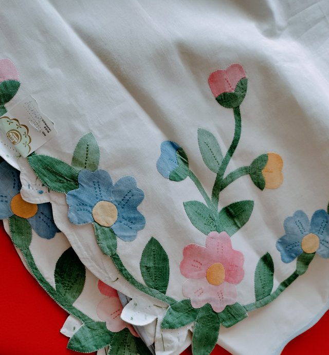 Mantel blanco  con flores