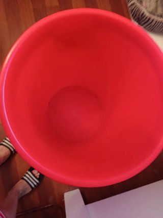 Cubo rojo  de plástico