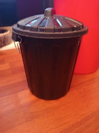 Cubo rojo  de plástico