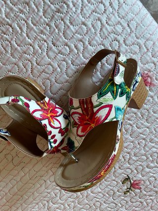 Sandalias de dedo con estampado floral
