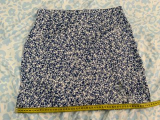 Falda Zara satén flores azul XS