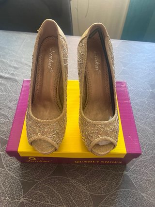 Tacones dorados