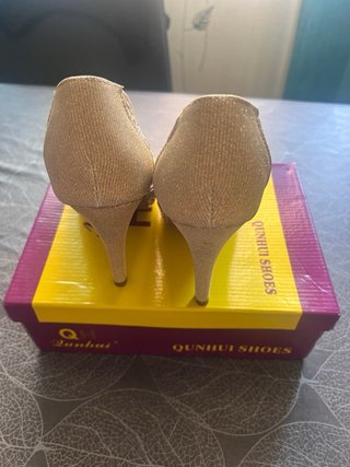 Tacones dorados