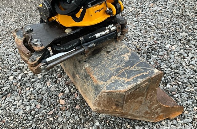 Excavadora JCB 8026CT con accesorio