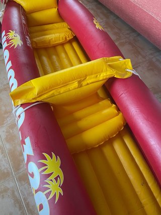 Canoa hinchable roja y amarilla
