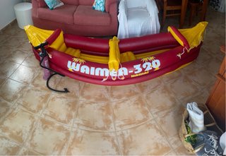 Canoa hinchable roja y amarilla