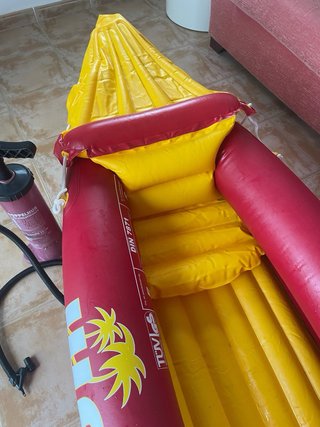 Canoa hinchable roja y amarilla
