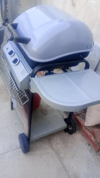 Barbacoa de gas con piedras volcánicas