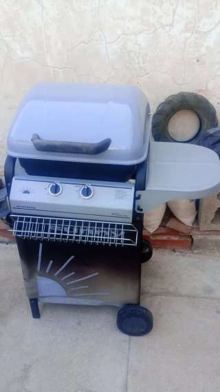 Barbacoa de gas con piedras volcánicas