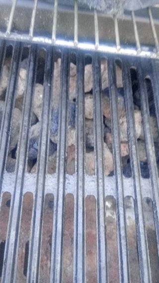 Barbacoa de gas con piedras volcánicas