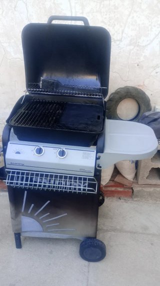 Barbacoa de gas con piedras volcánicas