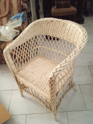 Sillón de mimbre bonito para jardín o entrada