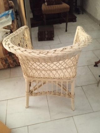Sillón de mimbre bonito para jardín o entrada