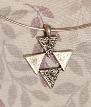 Bonito collar de bisutería plateado