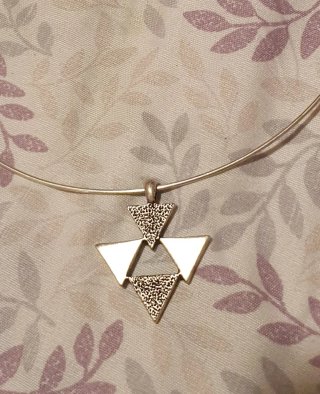 Bonito collar de bisutería plateado