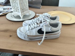 Zapatillas Nike Blancas y Doradas