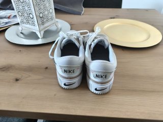 Zapatillas Nike Blancas y Doradas