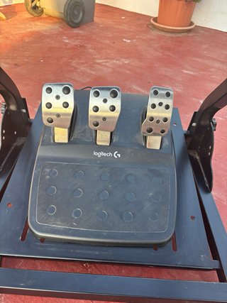 Volante Logitech con Pedales y Base