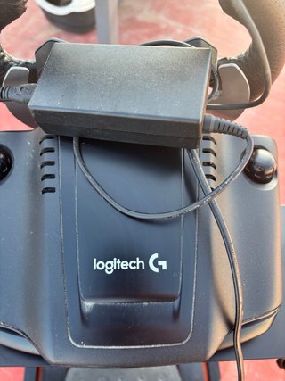 Volante Logitech con Pedales y Base