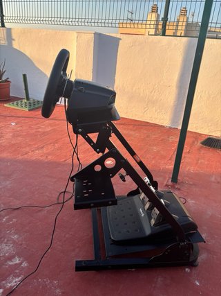 Volante Logitech con Pedales y Base