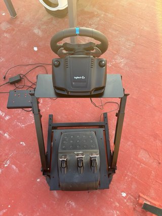 Volante Logitech con Pedales y Base
