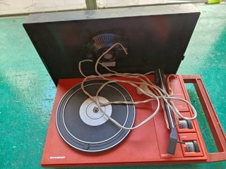 radio antigua, tocadiscos y proyector