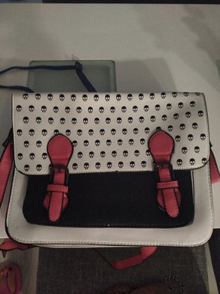 Bolso Negro y Blanco con Calaveras