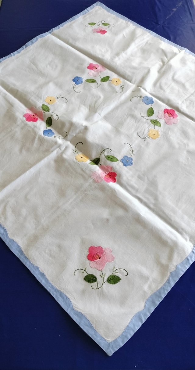 Mantel de merienda bordado flores