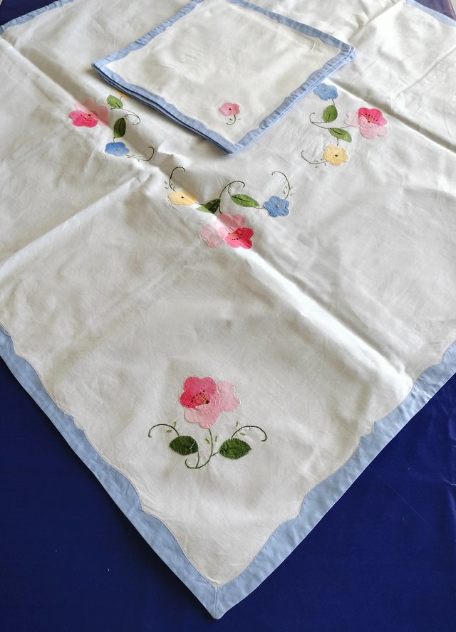 Mantel de merienda bordado flores