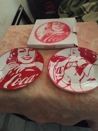 Platos de coca cola con su caja para coleccionista