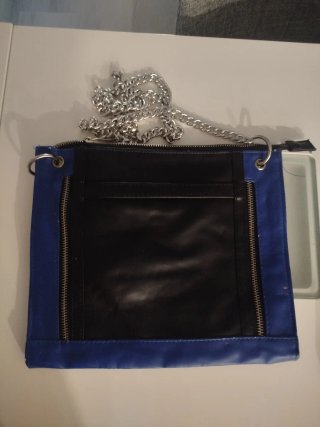Bolso Negro y Azul con Cadena