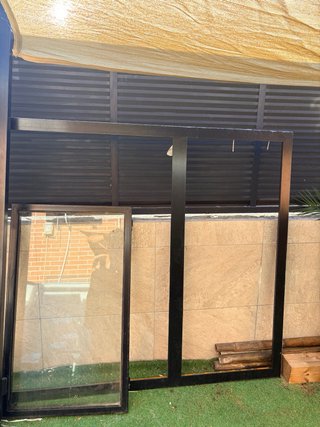 Estructura de hierro y cristal doble reforzado .