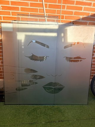 Estructura de hierro y cristal doble reforzado .