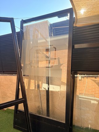 Estructura de hierro y cristal doble reforzado .