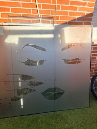 Estructura de hierro y cristal doble reforzado .